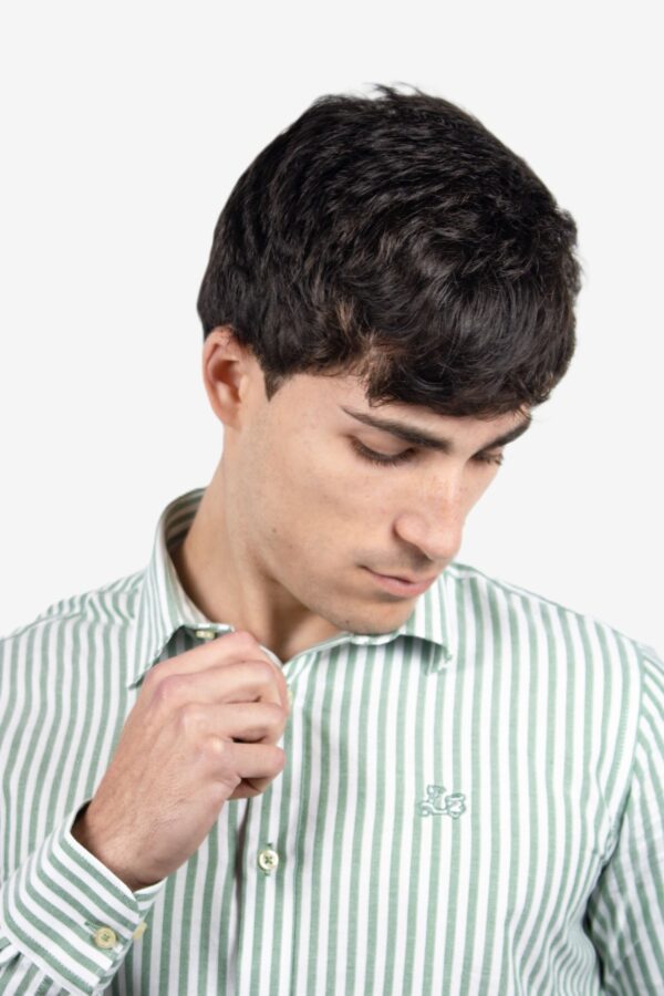 Camisa rayas popelín verde cuello italiano - Imagen 2